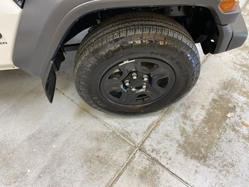 Used 2025 Jeep Wrangler Sport image 15