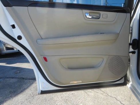 Used 2010 Cadillac DTS Luxury image 36