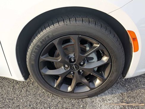 Used 2025 Chrysler Pacifica Limited FWD image 11