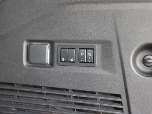 Used 2021 GMC Yukon Denali w/ Denali Premium Package image 33