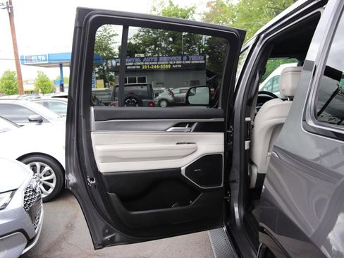 Used 2025 Jeep Wagoneer Series II AWD/4WD image 32