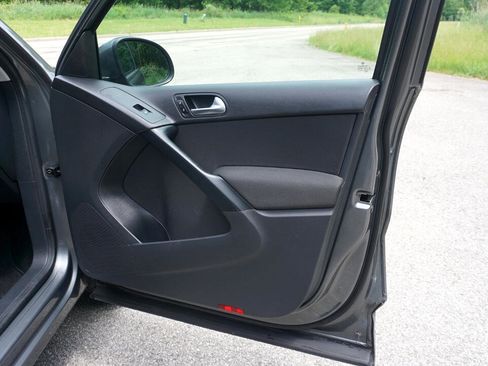 Used 2017 Volkswagen Tiguan Limited w/ Premium Package image 21