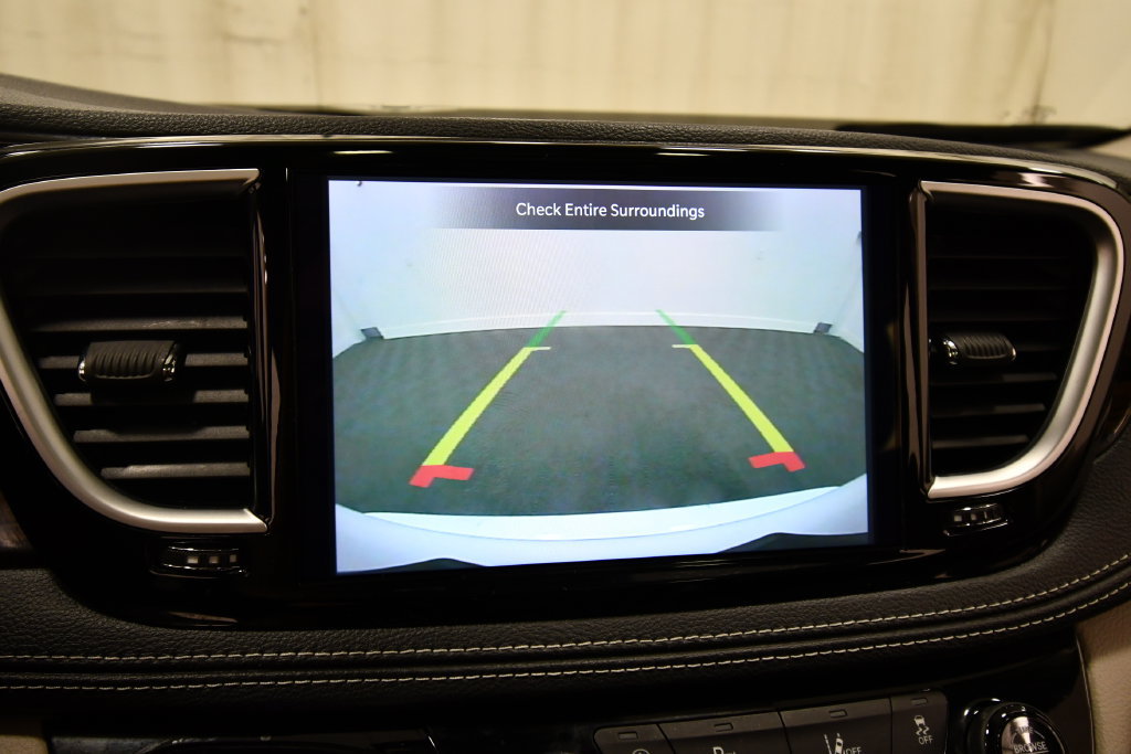 Used 2024 Chrysler Pacifica Limited FWD image 26