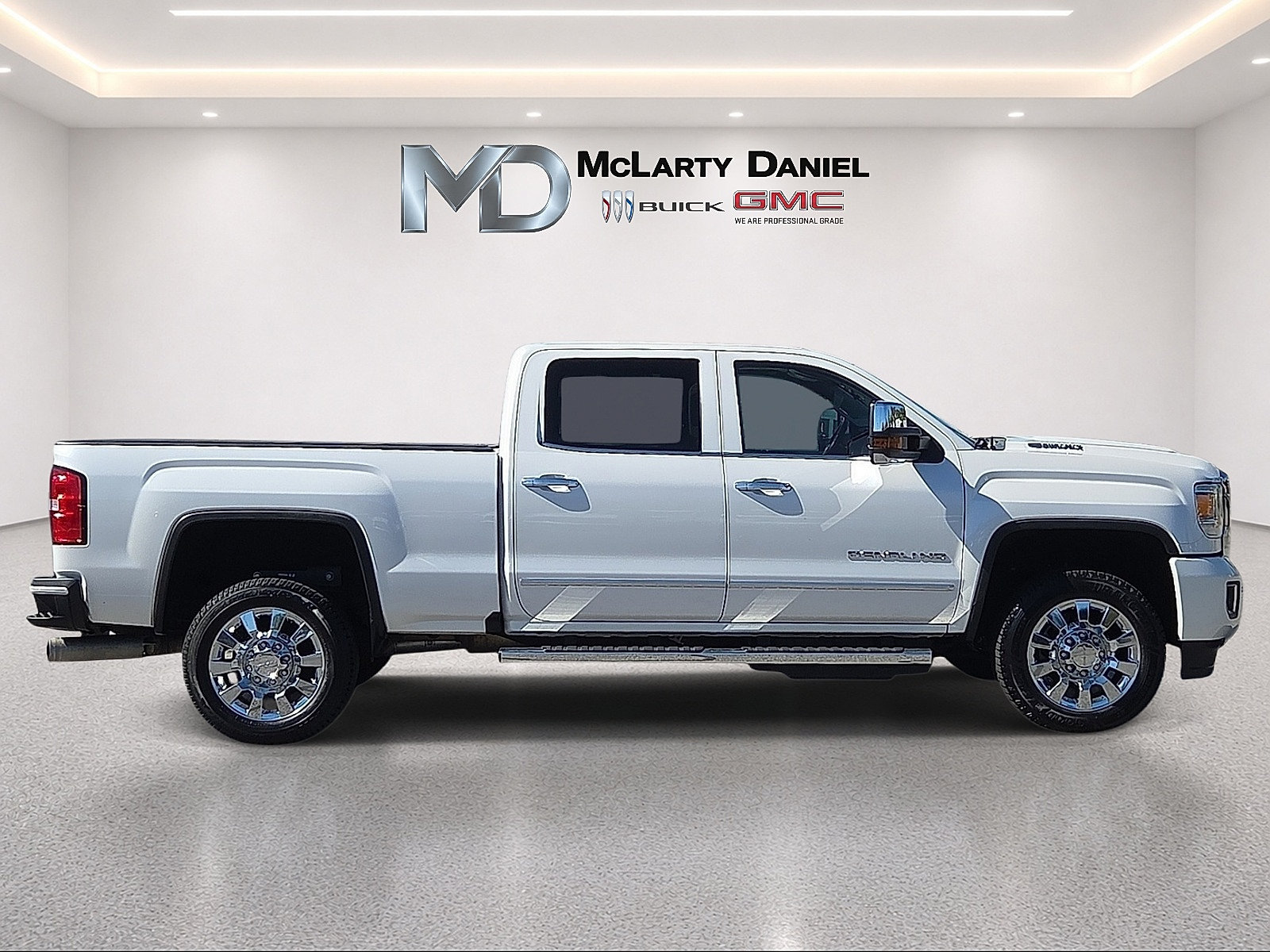 Used 2018 GMC Sierra 2500 Denali w/ Duramax Plus Package AWD/4WD image 15