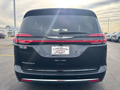 Used 2023 Chrysler Pacifica Touring-L FWD image 5