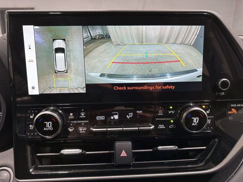 Certified 2025 Toyota Highlander Platinum image 10