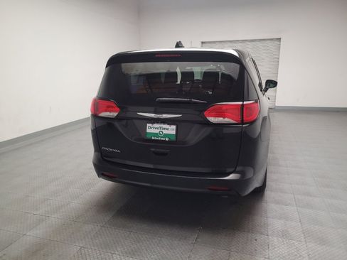 Used 2017 Chrysler Pacifica Touring FWD image 7