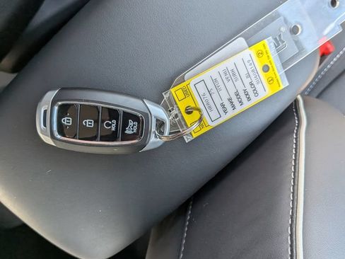 Used 2025 Hyundai Venue Limited FWD image 21