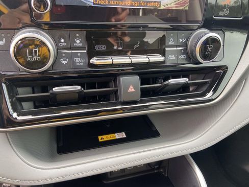 Used 2023 Toyota Highlander XLE image 25