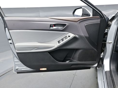 Used 2019 Toyota Avalon XLE image 9