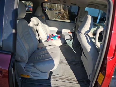 Used 2013 Toyota Sienna XLE image 22
