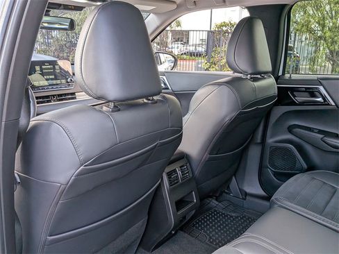 Used 2022 Mitsubishi Outlander SE image 31