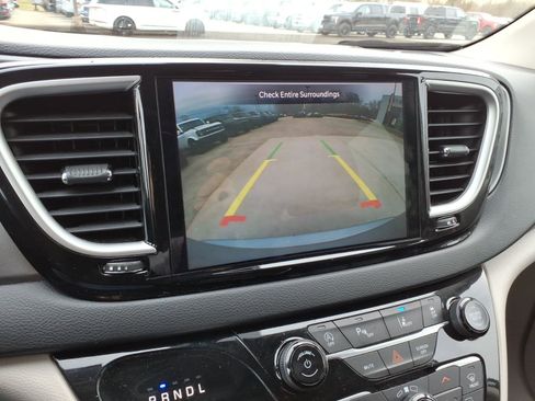 Used 2023 Chrysler Pacifica Touring-L image 20