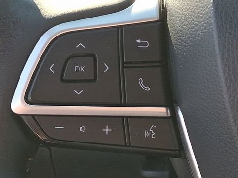 Used 2022 Toyota Highlander XLE AWD/4WD image 22