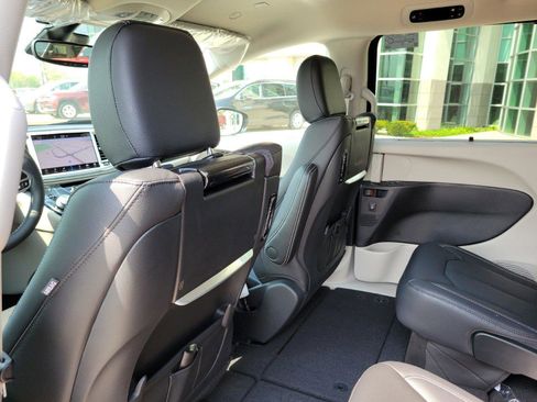 New 2022 Chrysler Pacifica Touring-L w/ Uconnect Theater Family Group image 13