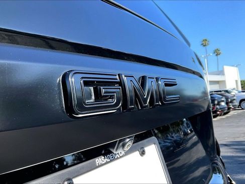 Used 2022 GMC Yukon SLT w/ SLT Premium Package image 11