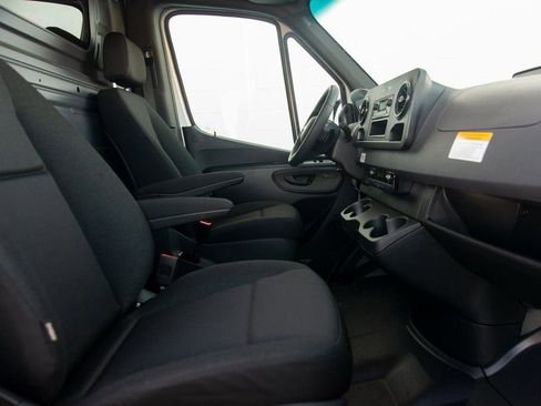 Used 2025 Mercedes-Benz Sprinter 2500 image 31