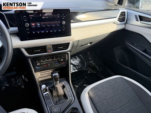 Used 2025 Volkswagen Taos SE image 27