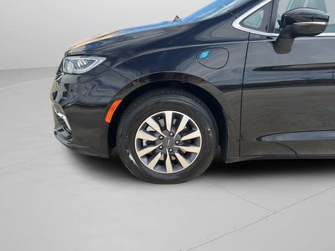 Used 2024 Chrysler Pacifica Limited FWD image 29