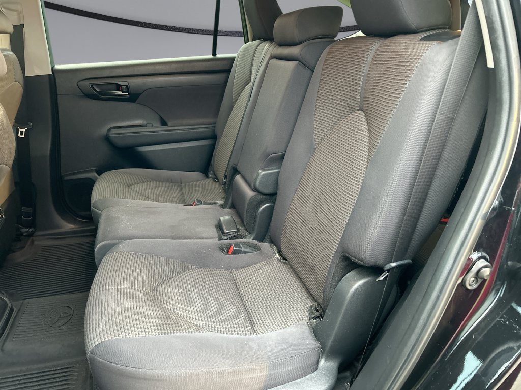 Used 2024 Toyota Highlander LE FWD image 28