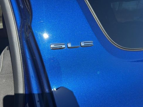 Used 2023 GMC Acadia SLE w/ Driver Convenience Package image 11