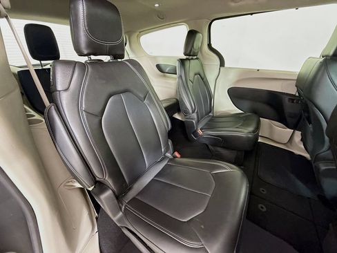 Used 2024 Chrysler Pacifica Touring-L FWD image 27