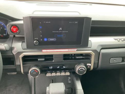 Certified 2025 Toyota Tacoma TRD Off-Road AWD/4WD image 21