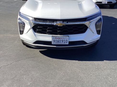 Used 2025 Chevrolet Trax LT w/ LT Convenience Package image 5