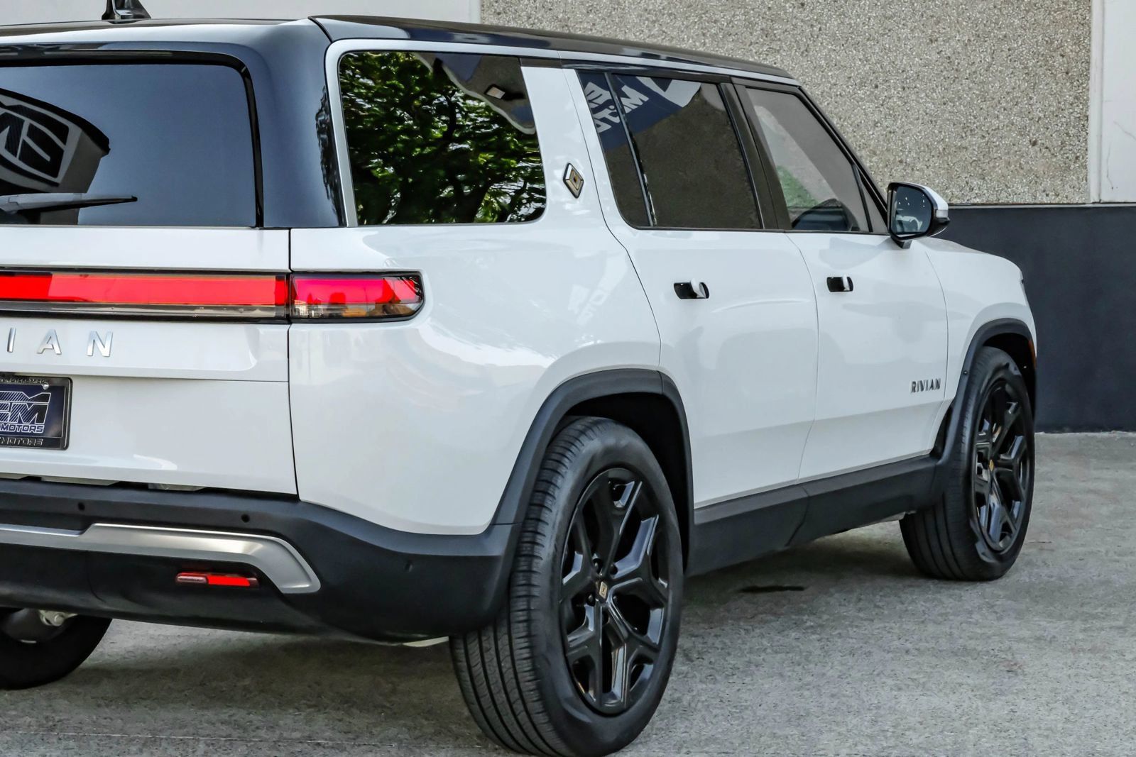 Used 2024 Rivian R1S Adventure Dual AWD/4WD image 14