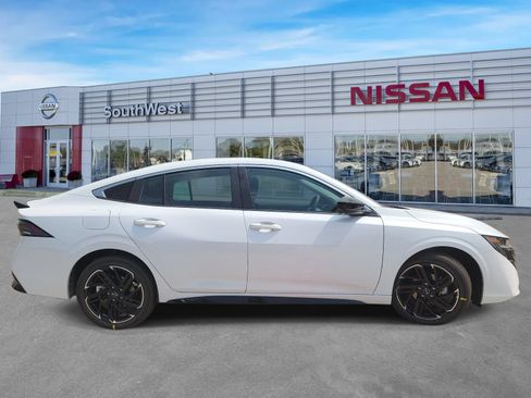 New 2027 Nissan Sentra SR w/ Floor Mat Package FWD image 4