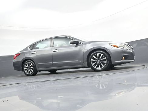 Used 2017 Nissan Altima 2.5 SV w/ Convenience Package FWD image 42