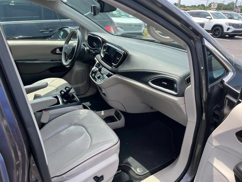 Used 2018 Chrysler Pacifica Limited w/ Tire & Wheel Group FWD image 8