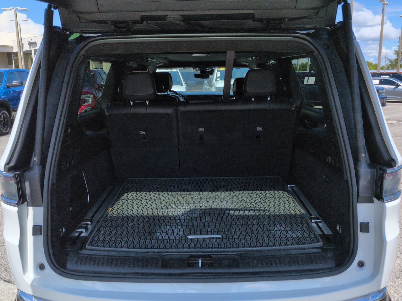 Used 2024 Jeep Grand Wagoneer L Series III AWD/4WD image 13