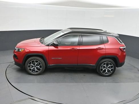Used 2025 Jeep Compass Limited image 34