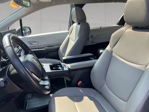 Used 2025 Toyota Sienna XLE FWD image 10