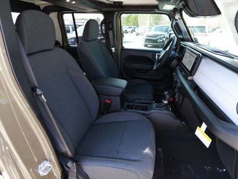 Used 2020 Jeep Gladiator Sport image 26