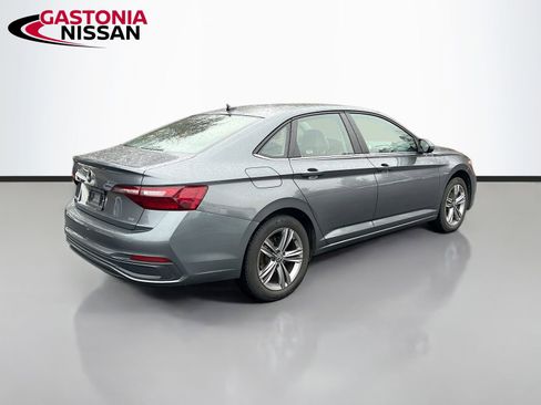 Used 2024 Volkswagen Jetta SE image 9