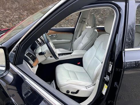 Used 2021 Volvo XC90 T6 Momentum w/ Protection Package Premier AWD/4WD image 22