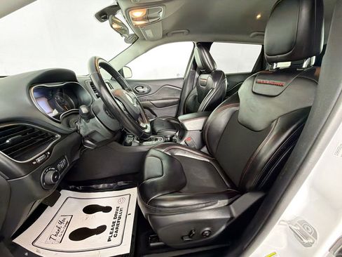 Used 2020 Jeep Cherokee Trailhawk w/ Cold Weather Group image 19