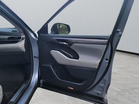 Used 2021 Toyota Highlander Limited image 35