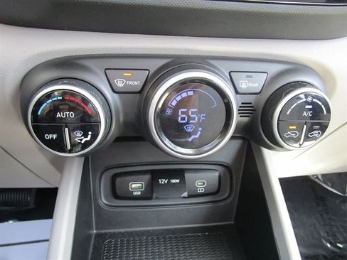 Used 2025 Hyundai Venue SEL FWD image 17