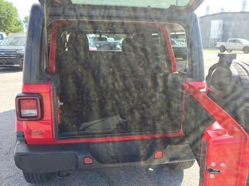 Used 2023 Jeep Wrangler Unlimited Sahara w/ Cold Weather Group AWD/4WD image 25