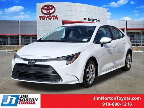 Used 2025 Toyota Corolla LE image 3