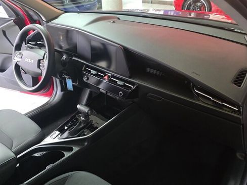 Used 2023 Kia Niro LX image 27