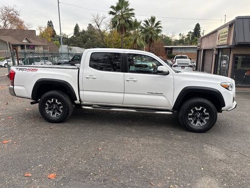 Used 2017 Toyota Tacoma TRD Off-Road image 6