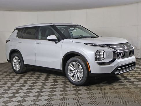 New 2026 Mitsubishi Outlander ES image 2