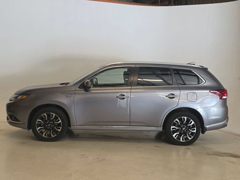 Used 2018 Mitsubishi Outlander 4WD Plug-In Hybrid image 3