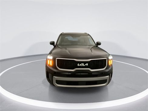 Used 2024 Kia Telluride EX w/ EX Captain's Chair Package image 7