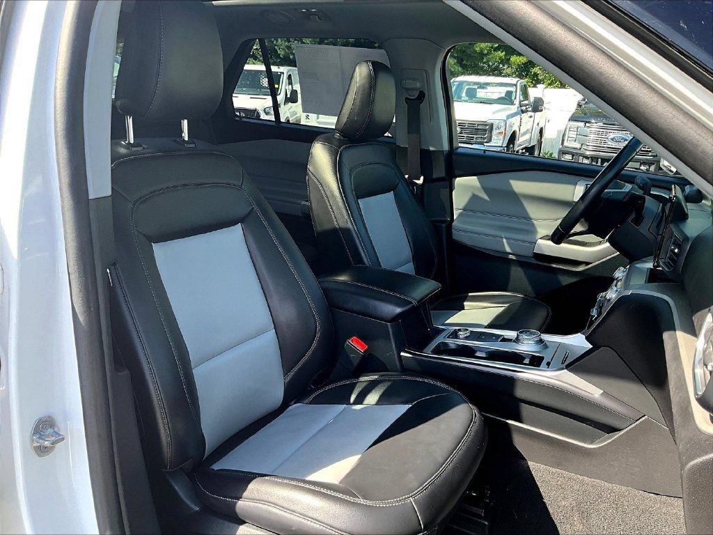 Used 2023 Ford Explorer XLT w/ Equipment Group 202A AWD/4WD image 32