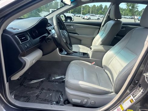 Used 2017 Toyota Camry XLE w/ Moonroof Package FWD image 12